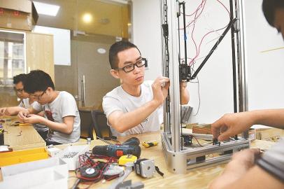 不得了 成都大學生“創(chuàng)客”研制3D打印機 大多外銷美國